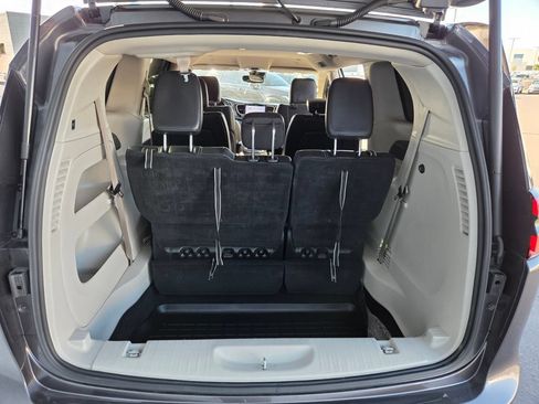 Used 2022 Chrysler Pacifica Touring-L FWD image 17