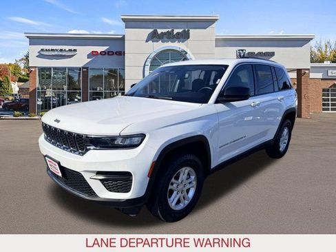 Certified 2023 Jeep Grand Cherokee Laredo w/ Luxury Tech Group I AWD/4WD image 4