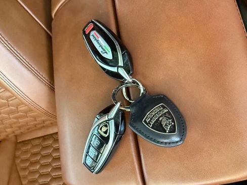 Used 2021 Lamborghini Urus Base AWD 4dr SUV image 35