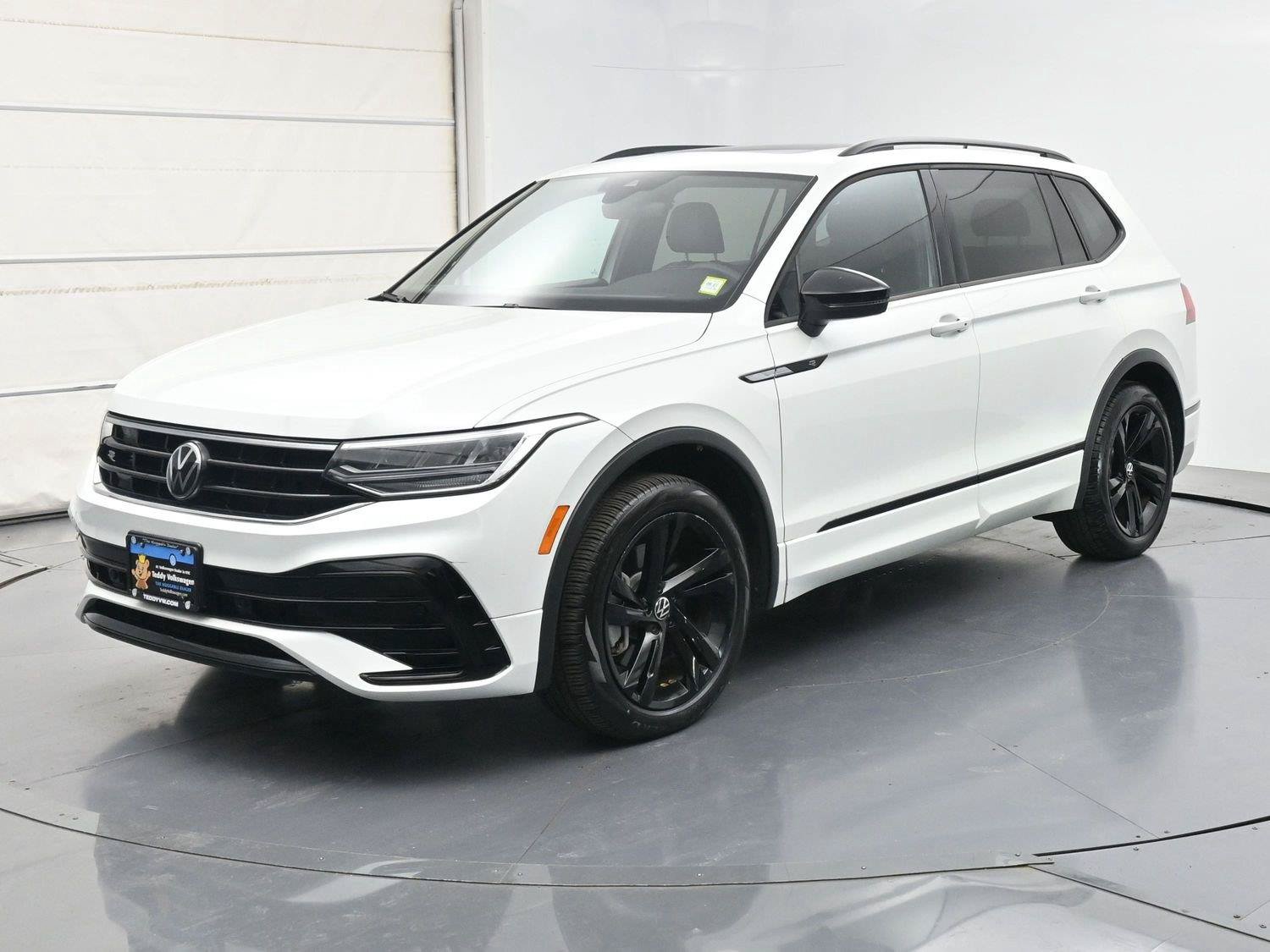 Certified 2024 Volkswagen Tiguan SE R-Line AWD/4WD image 1