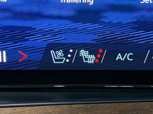 Used 2025 Chevrolet Suburban High Country image 31