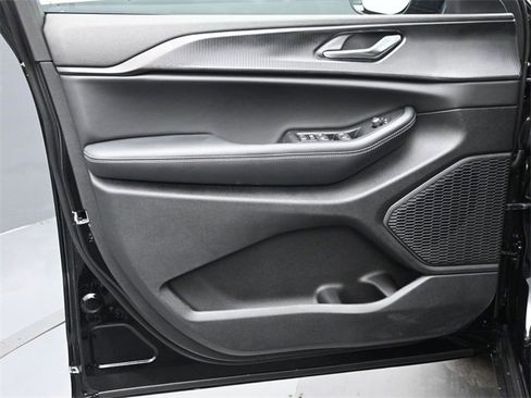 New 2025 Jeep Grand Cherokee Altitude image 11