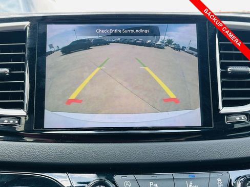 Used 2025 Chrysler Pacifica Select FWD image 10