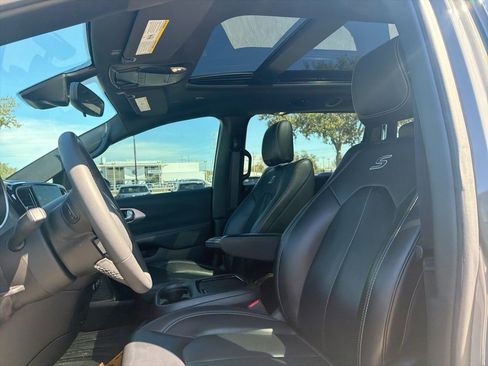 Used 2023 Chrysler Pacifica Touring-L w/ S Appearance Package image 14