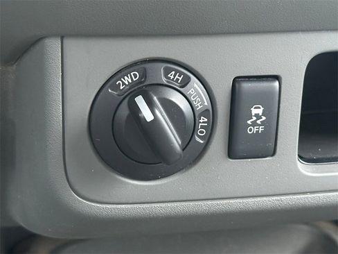 Used 2015 Nissan Frontier SV image 27