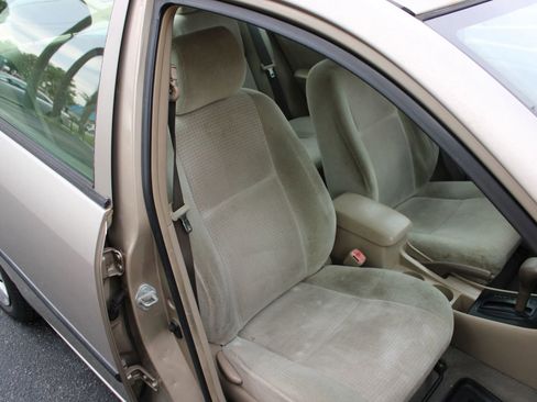 Used 2005 Toyota Corolla CE FWD image 17