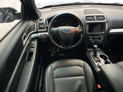 Used 2017 Ford Explorer XLT w/ Equipment Group 202A AWD/4WD image 13