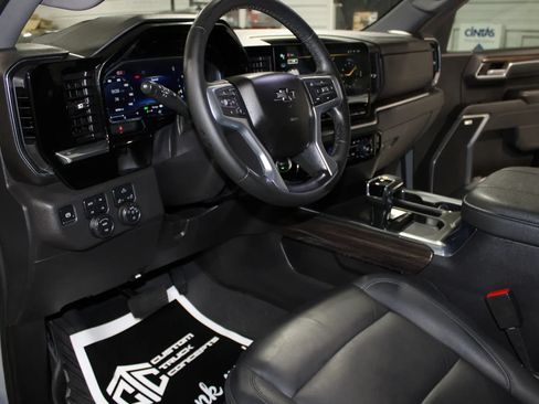 Used 2024 Chevrolet Silverado 1500 LT Trail Boss w/ Convenience Package II AWD/4WD image 31