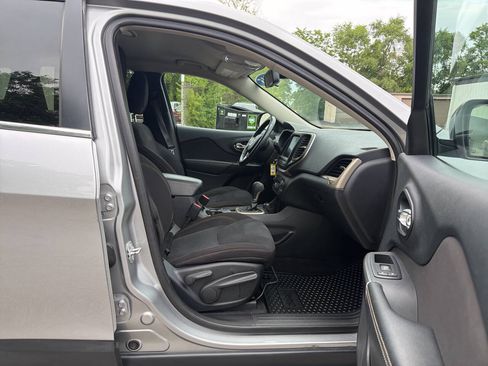 Used 2015 Jeep Cherokee Latitude w/ Cold Weather Group AWD/4WD image 30