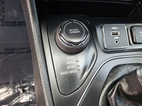 Used 2021 Jeep Cherokee Latitude Lux w/ Comfort/Convenience Group image 24