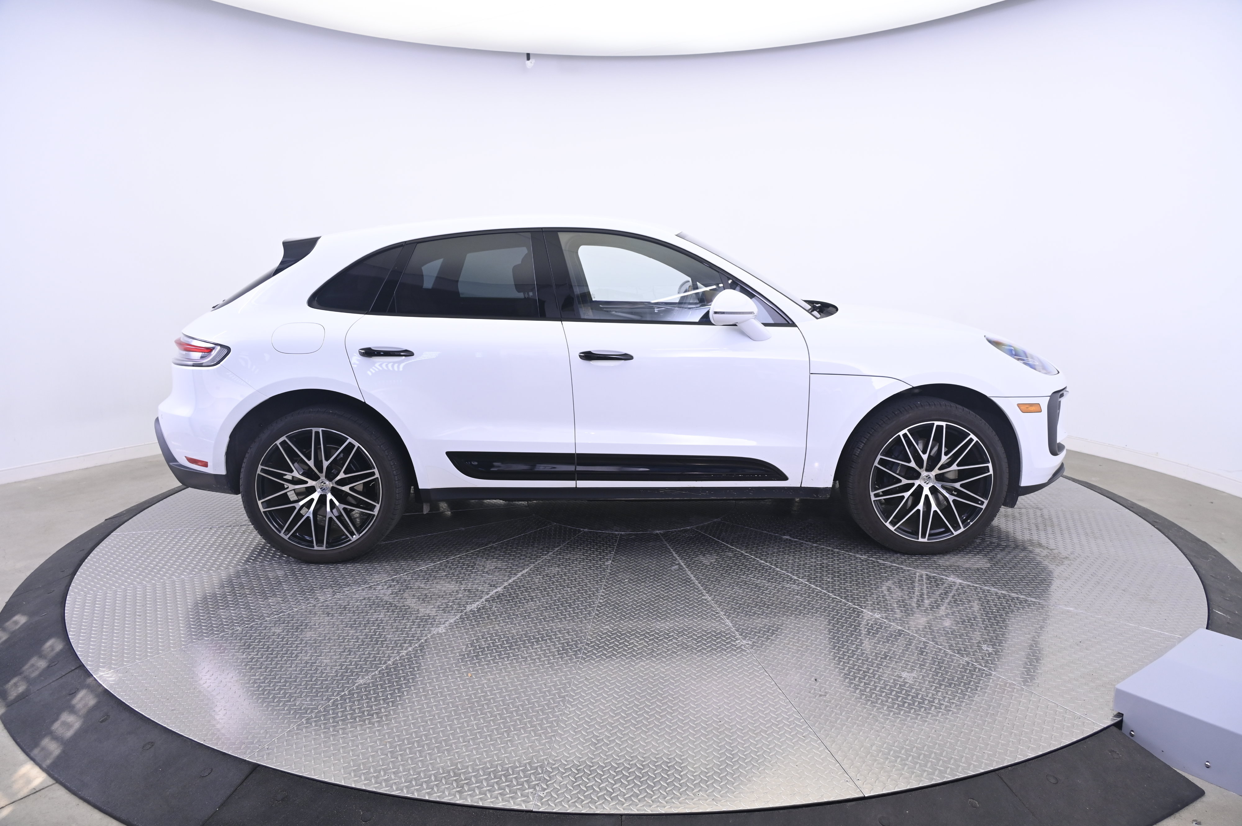 Certified 2024 Porsche Macan AWD/4WD image 8