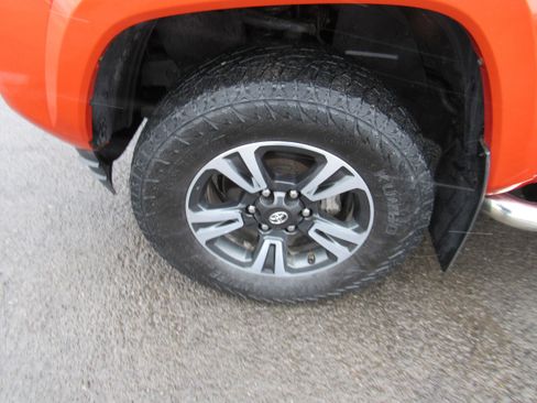 Used 2016 Toyota Tacoma TRD Sport w/ Towing Package image 12