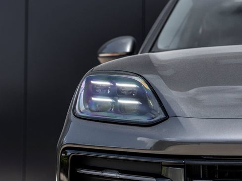 Certified 2025 Porsche Cayenne S AWD/4WD image 18