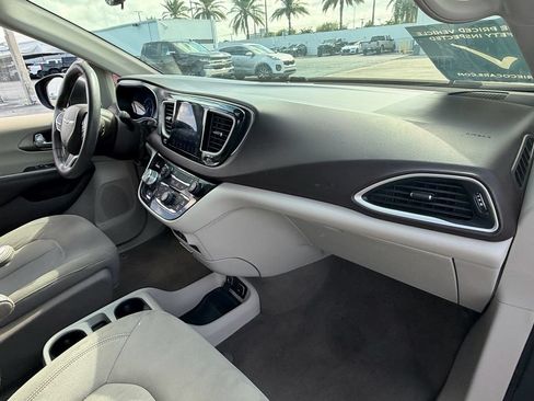 Used 2017 Chrysler Pacifica Touring w/ Tire & Wheel Group FWD image 17