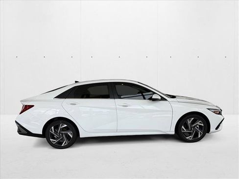 New 2025 Hyundai Elantra Limited image 4