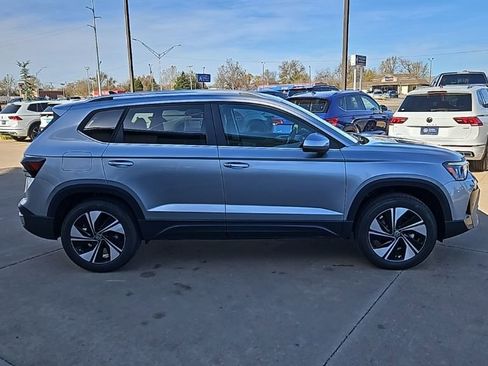 New 2026 Volkswagen Taos SE image 4