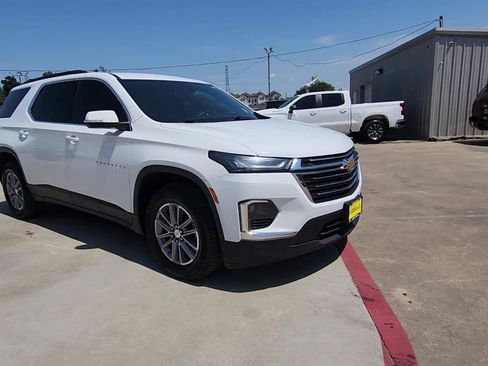 Used 2023 Chevrolet Traverse LT FWD image 2