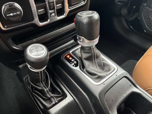 Used 2023 Jeep Wrangler Unlimited Sahara w/ Cold Weather Group AWD/4WD image 30