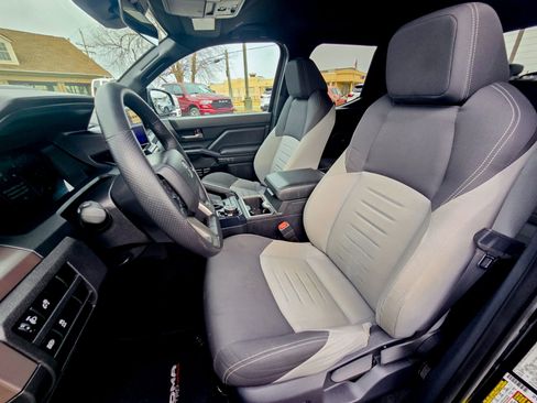 Used 2024 Toyota Tacoma TRD Off-Road image 31