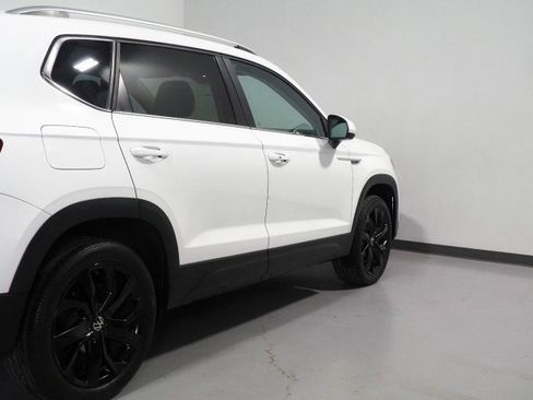 Used 2024 Volkswagen Taos SE w/ Panoramic Sunroof Package FWD image 45