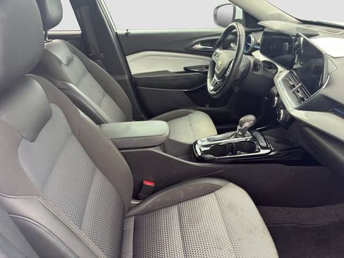 Used 2024 Chevrolet Trax LT w/ Sunroof Package FWD image 9