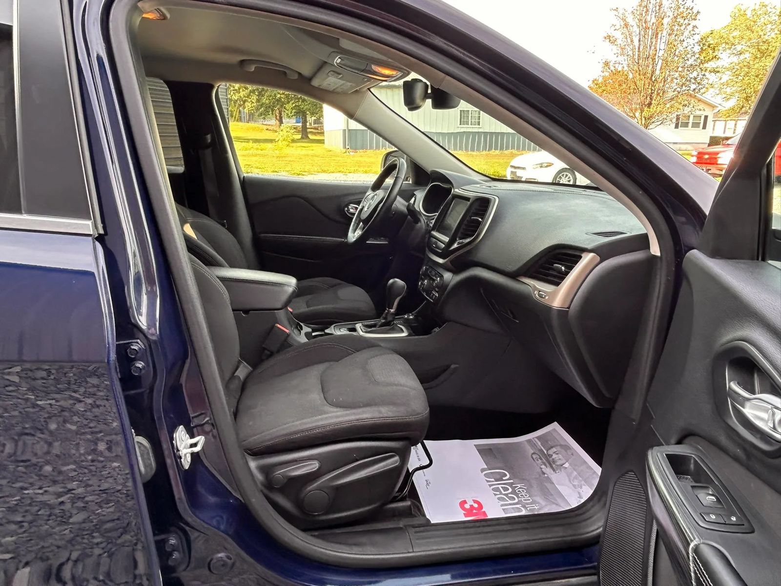 Used 2015 Jeep Cherokee Latitude w/ Comfort/Convenience Group AWD/4WD image 9
