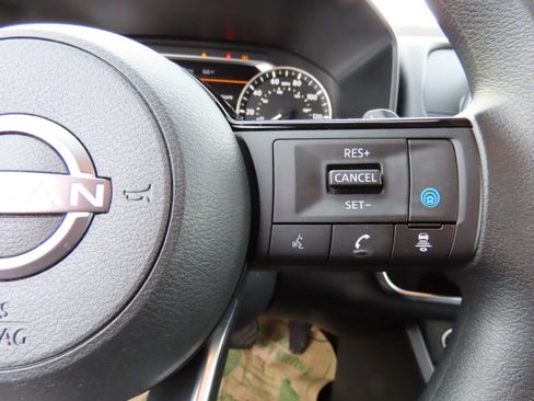 Used 2023 Nissan Rogue SV image 34