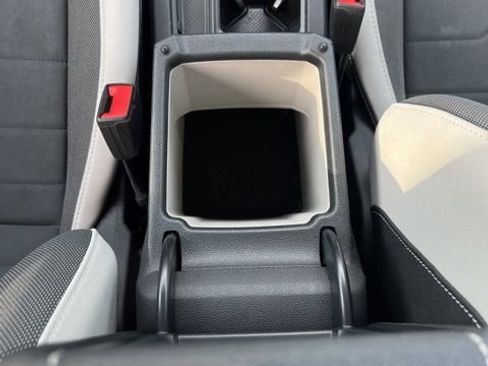 Used 2025 Volkswagen Taos SE image 19