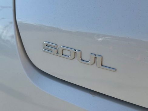 Certified 2023 Kia Soul LX w/ LX Technology Package FWD image 7