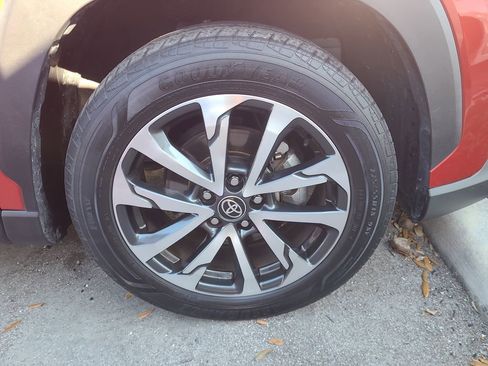 Used 2022 Toyota Corolla Cross XLE image 9