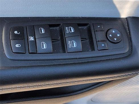 Certified 2023 Chrysler Pacifica Touring-L image 15