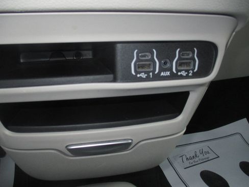 Used 2023 Chrysler Pacifica Touring-L FWD image 27
