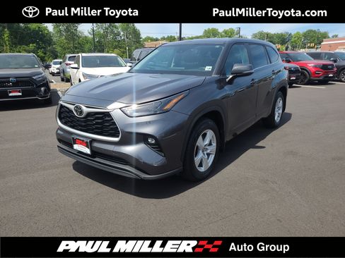 Used 2023 Toyota Highlander LE AWD/4WD image 1