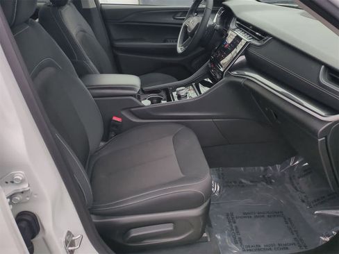 Certified 2023 Jeep Grand Cherokee Laredo w/ Luxury Tech Group I image 21