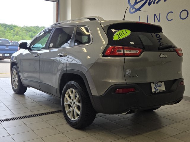 Used 2016 Jeep Cherokee Latitude w/ Cold Weather Group AWD/4WD image 11