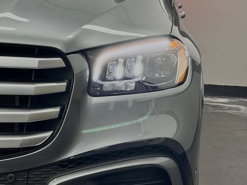 Used 2025 Mercedes-Benz GLS 450 4MATIC image 8