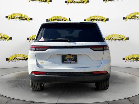 New 2025 Jeep Grand Cherokee Altitude image 4