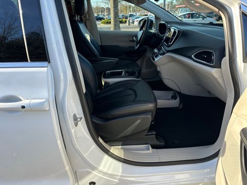 Used 2024 Chrysler Pacifica Touring-L image 13