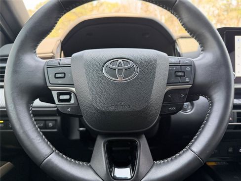 Used 2025 Toyota Camry SE AWD/4WD image 17