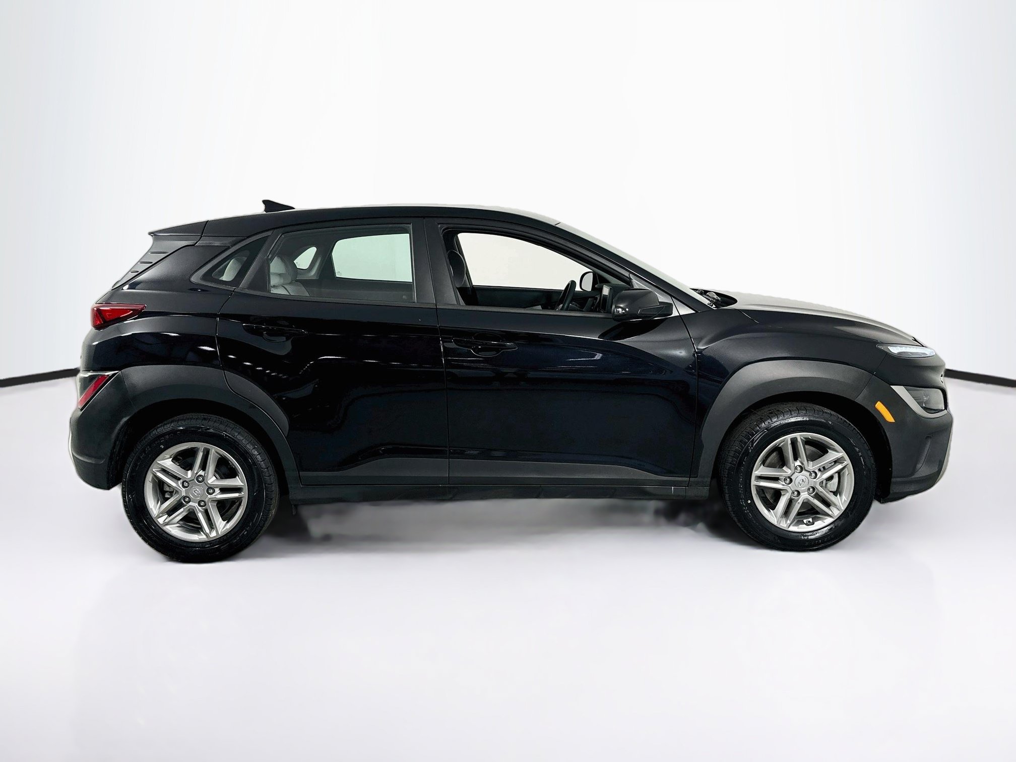 Used 2023 Hyundai Kona SE w/ Cargo Package AWD/4WD image 4