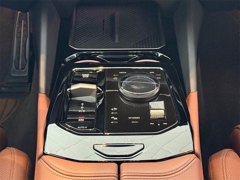 Used 2025 BMW 550e xDrive w/ Premium Package image 13