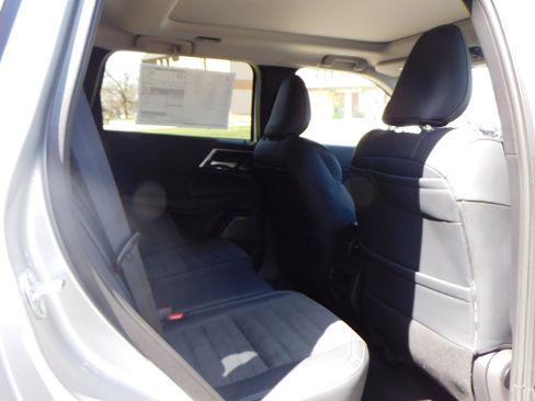 New 2025 Mitsubishi Outlander SE image 39