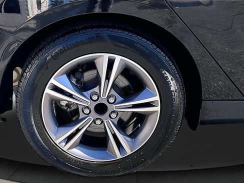 Used 2018 Ford Focus SE w/ SE Appearance Package image 33