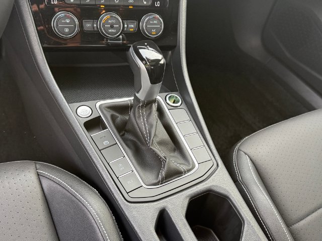 Used 2024 Volkswagen Jetta SE w/ Panoramic Sunroof Package FWD image 23