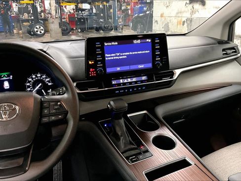 Certified 2024 Toyota Sienna LE image 6