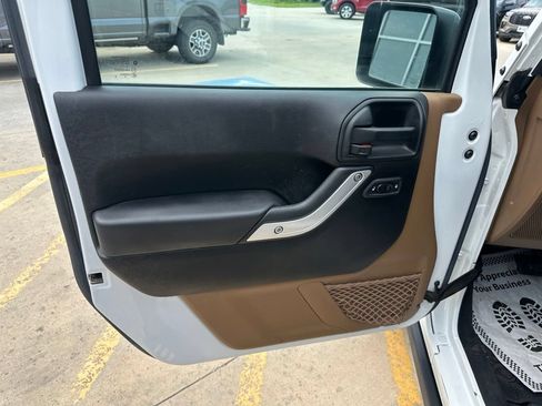 Used 2017 Jeep Wrangler Rubicon w/ Connectivity Group AWD/4WD image 9