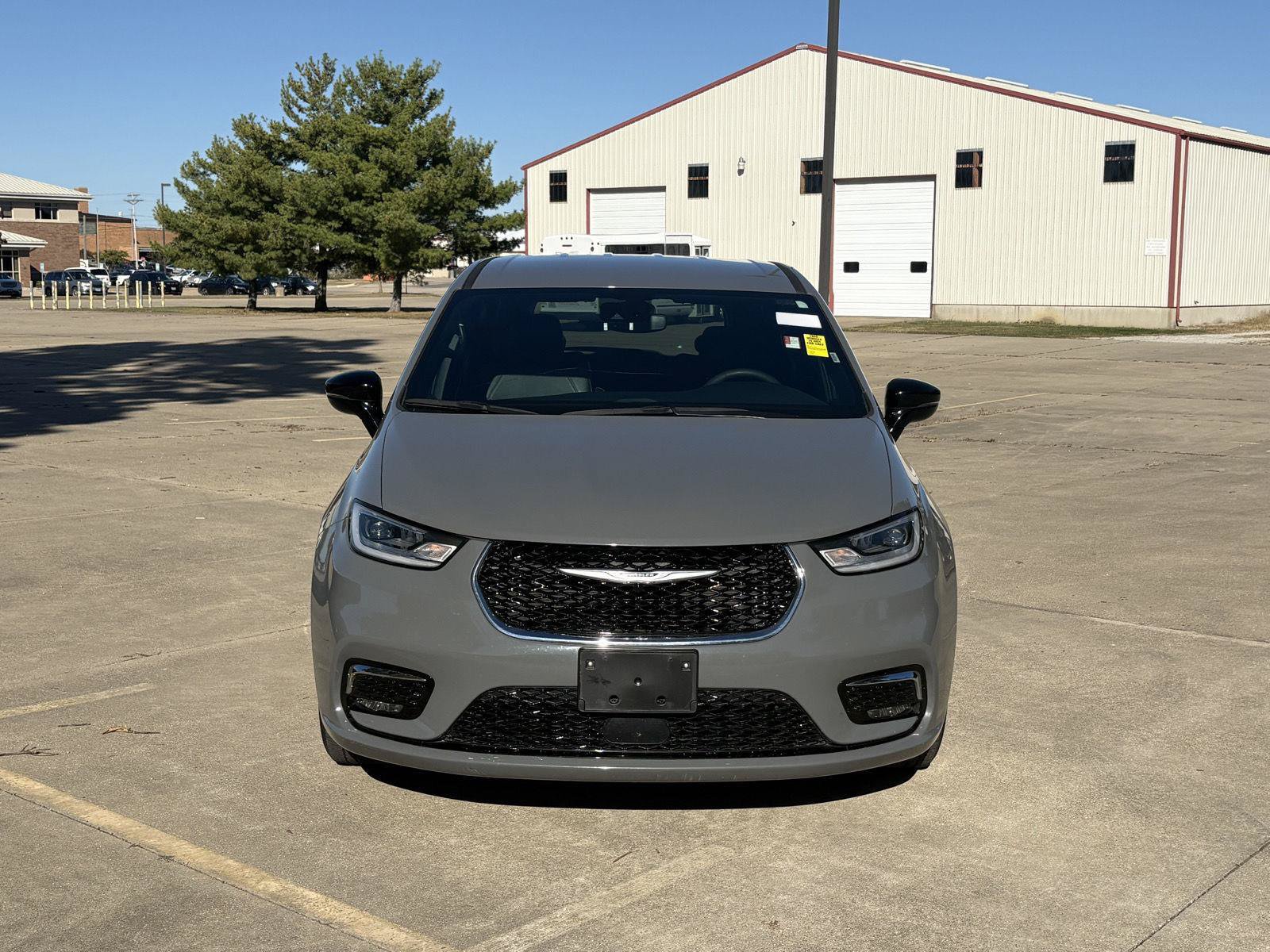 Used 2025 Chrysler Pacifica Select FWD image 3