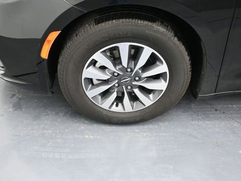Used 2025 Chrysler Pacifica Select FWD image 9