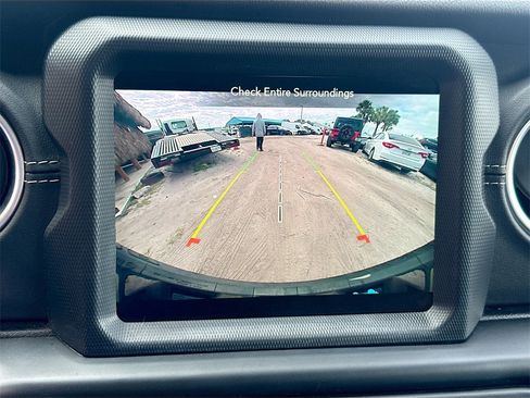 Used 2022 Jeep Wrangler Unlimited Sahara image 15