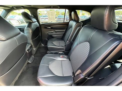 Used 2021 Toyota Highlander XSE FWD image 14